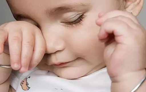 宝宝睡觉用脑袋撞床栏正常吗 宝宝睡觉用脑袋撞床栏原因
