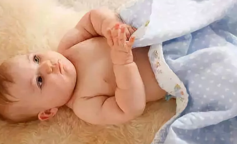 宝宝睡觉用脑袋撞床栏正常吗 宝宝睡觉用脑袋撞床栏原因