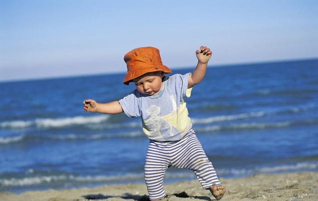 孩子走路六种异常行为姿势 怎么预防宝宝八字脚