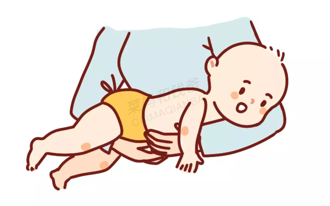宝宝满月一直不停的哭是怎么回事 孩子哭闹不停还蹬腿是胀气吗