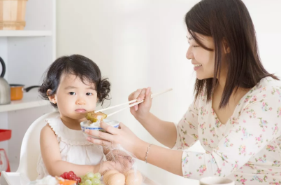 宝宝要追着喂饭怎么办 让宝宝自己吃饭的方法
