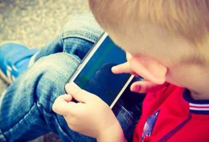 宝宝几岁可以玩手机 如何玩手机利大于弊