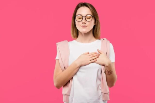 隆胸后出现乳房刺痛是怎么回事 假体隆胸后乳房胀痛处理方法