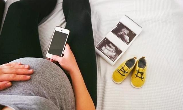 长时间躺着玩手机对孕妇有什么伤害 怀孕经常玩手机对胎儿的影响