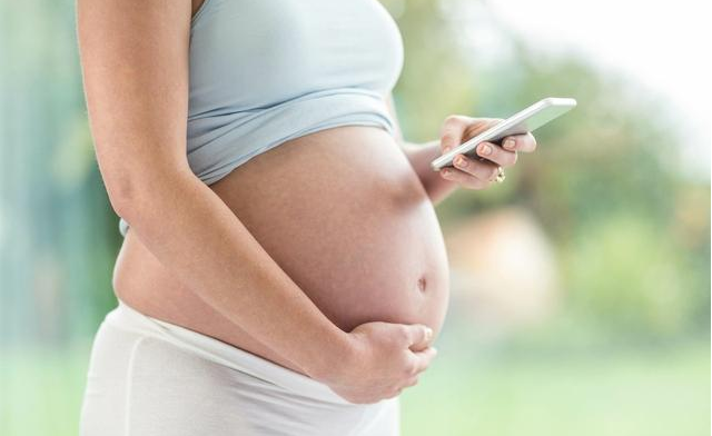长时间躺着玩手机对孕妇有什么伤害 怀孕经常玩手机对胎儿的影响
