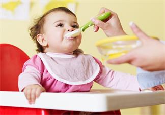 宝宝吃饭的时候爱含饭怎么办 怎样解决宝宝含饭的问题