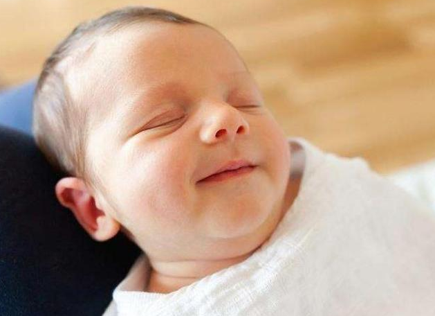 宝宝睡着偷笑是在做梦吗 宝宝睡觉抿嘴偷笑是什么原因