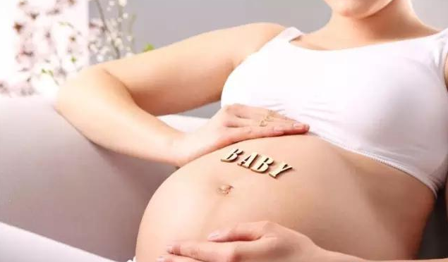 孕妇肚子|孕妇肚子一跳一跳是胎动吗 孕妇肚子一跳一跳胎儿在干嘛