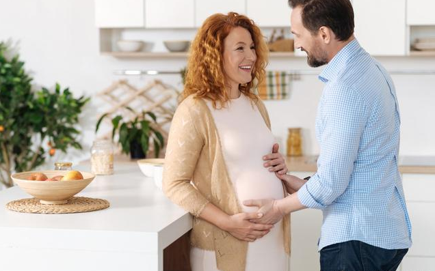 孕妇肚子|孕妇肚子一跳一跳是胎动吗 孕妇肚子一跳一跳胎儿在干嘛
