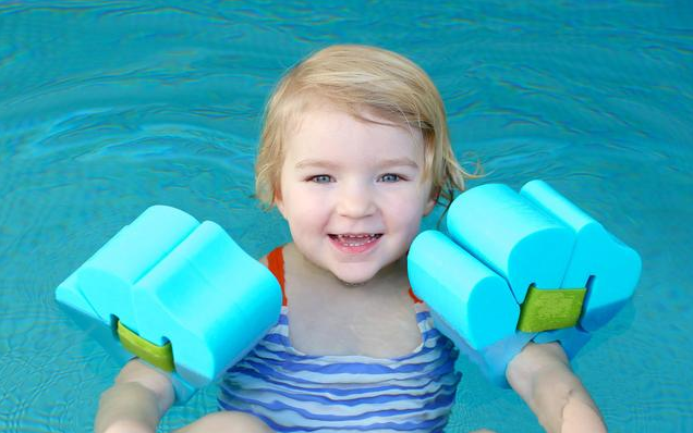 不同月龄宝宝应该怎么游泳 游泳前要准备好什么物品
