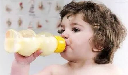 宝宝奶粉要喝到什么时候 孩子什么时候能喝纯牛奶