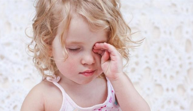 孩子总揉眼睛是结膜炎吗 孩子总揉眼睛是怎么回事