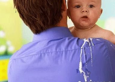 宝宝吐奶像喷泉是怎么回事 宝宝吐奶怎么护理