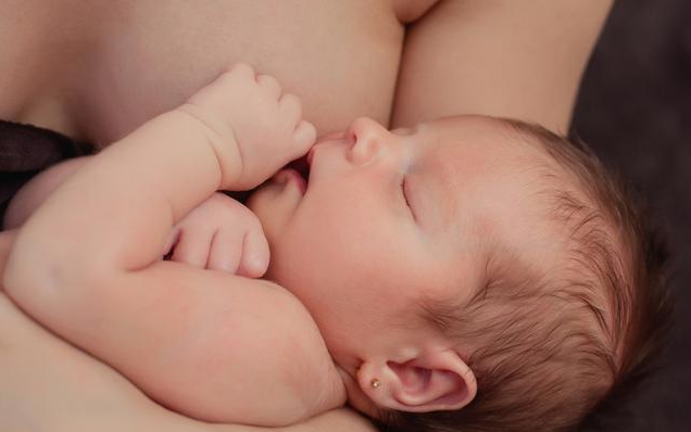 宝宝喝奶量下降有影响吗 婴儿吃奶量减少怎么办