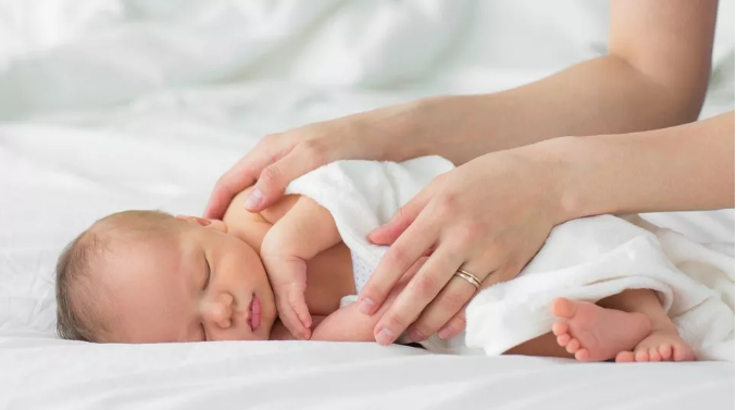 宝宝到底应该怎么睡呢 哪种睡姿最适合宝宝