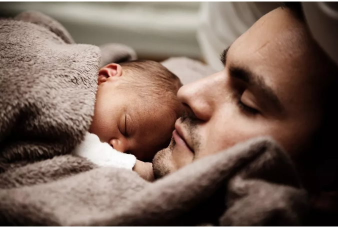 宝宝到底应该怎么睡呢 哪种睡姿最适合宝宝
