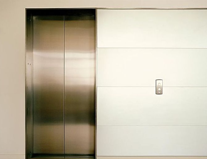 怎么让孩子安全的坐电梯 孩子坐电梯哪些地方不能碰