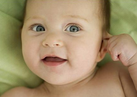 宝宝喜欢抓耳朵是怎么回事 宝宝耳朵怎么护理