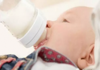 宝宝呛奶从鼻子出来是怎么回事 宝宝呛奶了怎么拍