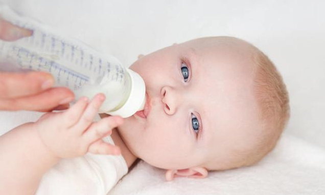 宝宝刚出生可以吃奶粉吗 喂完母乳等多久可以喂奶粉