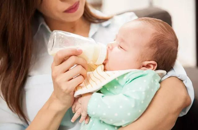 奶粉冲的越浓越有营养吗 怎么判断宝宝喂养状况良好