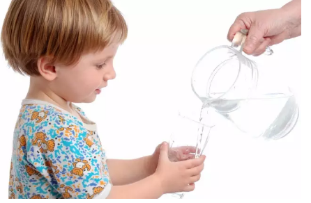 宝宝一天要喝多少水 什么时候不要给宝宝喝水