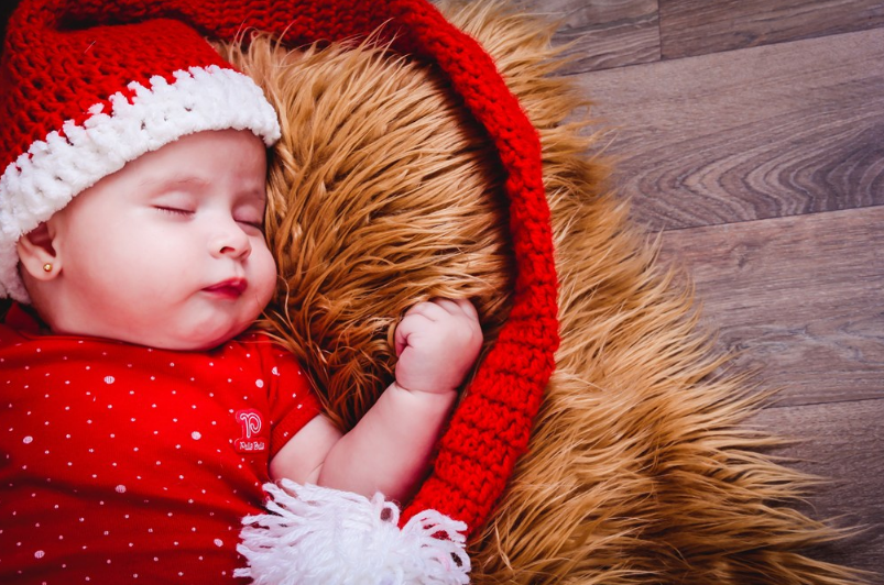 孩子睡觉抓耳朵撞头是什么原因 宝宝睡觉不安分相关问题解答