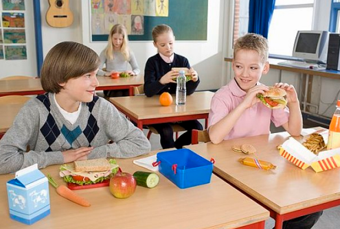 孩子饭桌上要设定哪些规矩 养成孩子餐桌上的好习惯