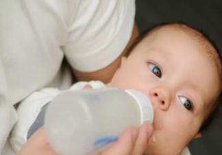 宝宝奶量突然减少是怎么回事 宝宝生理期厌奶怎么护理