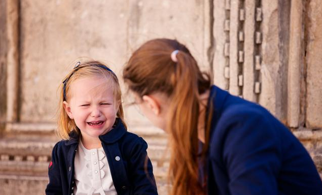 面对孩子坏情绪父母的常见反应有哪些 父母正确处理孩子情绪问题的3步骤