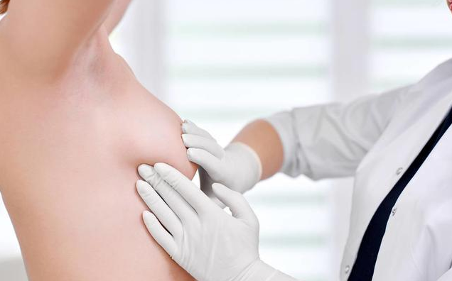 乳腺囊肿会变成乳腺癌吗 乳腺囊肿的症状表现有哪些