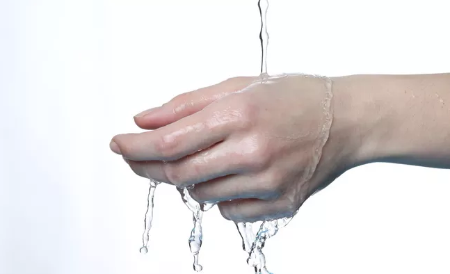 甲沟炎患者可以碰水吗 甲沟炎是怎么引起的
