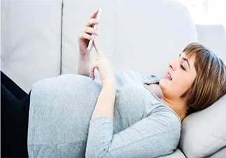 孕期玩手机究竟会不会影响胎儿 孕妇到底能不能玩手机