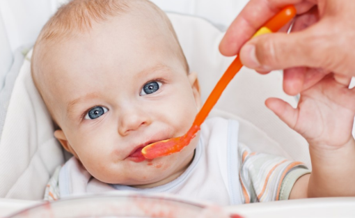 婴幼儿辅食添加顺序 宝宝可以吃辅食的5种信号
