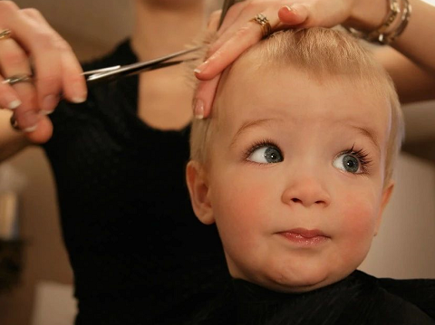 宝宝第一次剪头发的说说 记录宝宝第一次剪头发的短语
