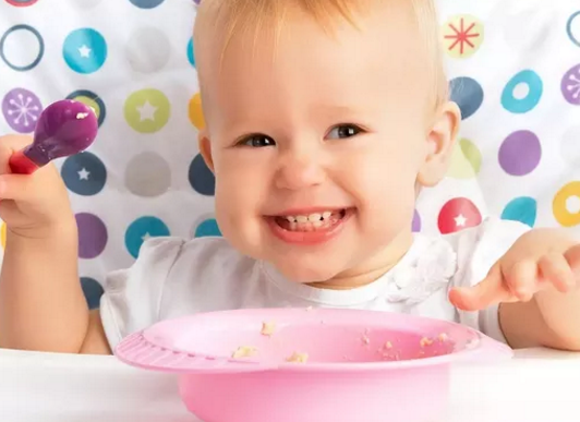 宝宝第一次用勺子吃饭怎么发说说 宝宝第一次用勺子吃饭妈妈感想
