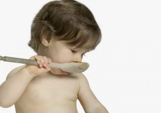 宝宝第一次用勺子吃饭怎么发说说 宝宝第一次用勺子吃饭妈妈感想