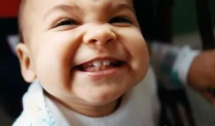 孩子第一颗乳牙掉了的说说 宝宝第一次掉乳牙语录
