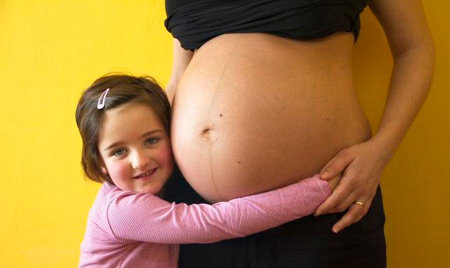 怀孕肚子上的黑线是怎么形成的 孕妇肚子上的黑线越黑是生男孩吗