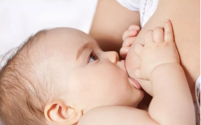 宝宝吃奶只吃一边怎么办 一侧乳房喂养是5分钟还是15分钟