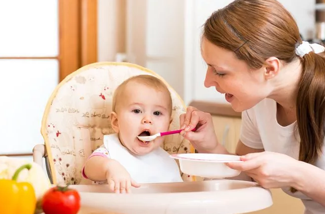 宝宝喜欢含着饭不吃是怎么回事 宝宝嘴里喜欢含饭怎么纠正