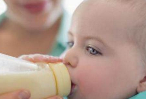 给婴儿冲奶粉用什么水最好 给婴儿冲奶粉的正确做法是什么