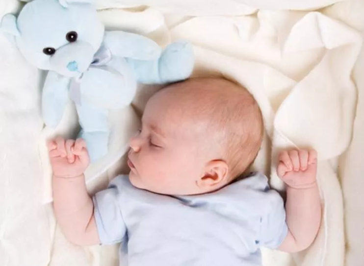 宝宝睡觉总是偏头是什么原因 孩子睡觉爱偏头该如何矫正预防