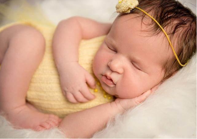 宝宝睡觉总是偏头是什么原因 孩子睡觉爱偏头该如何矫正预防