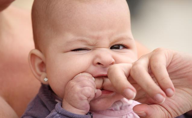 宝宝为什么爱咬人 宝宝爱咬人父母怎么做比较好