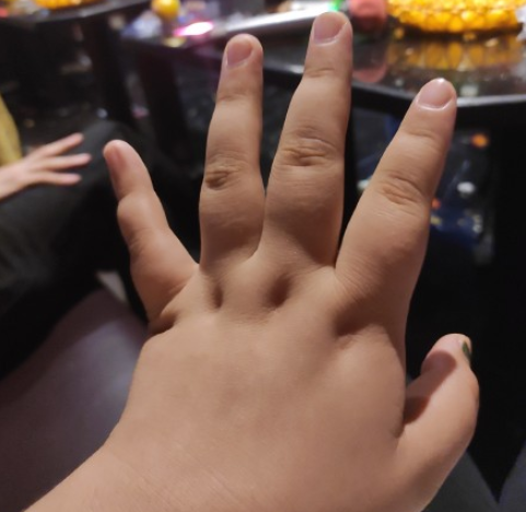 别人的手和我的手是什么梗 别人的手和我的手晒图比较