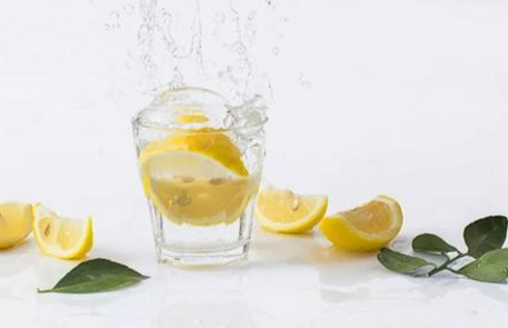 经常喝柠檬水有什么好处 柠檬水要怎么喝对身体好
