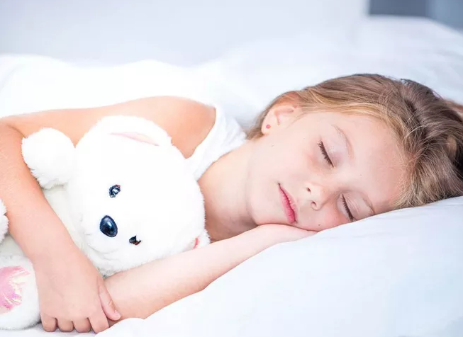 孩子什么时候能独立睡觉 孩子不能独立入睡怎么做