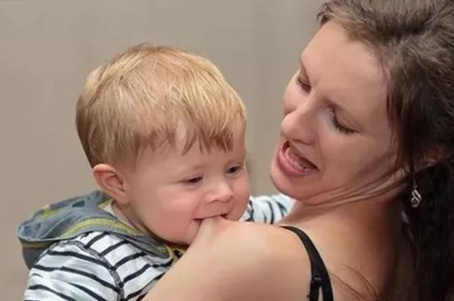 宝宝开始长牙的表现有哪些 宝宝长牙要注意什么