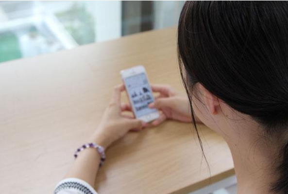 低头玩手机对女性颈椎伤害更大吗 低头玩手机的危害